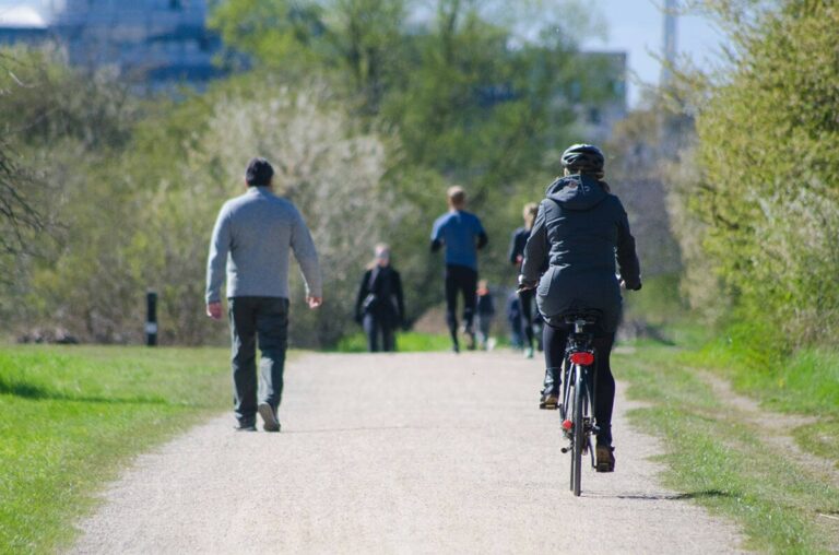 Cycling, walking ‘gaining traction’ in Greater Victoria, says CRD board head – Saanich News