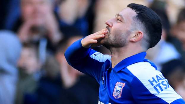 Ipswich beat Birmingham to keep pace in promotion race