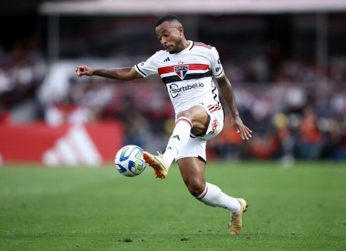 Football: Soccer-Sao Paulo duo Wellington and Juan to join Southampton in January