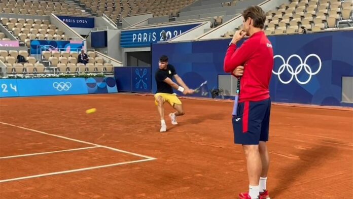 Juegos Olímpicos París 2024 | Alcaraz ya prepara los Juegos en la Chatrier junto a Pablo Carreño y David Ferrer - Tenis vídeo