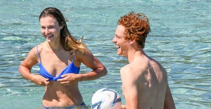 Tennis Couple Jannik Sinner & Anna Kalinskaya Enjoy a Beach Day in Italy – New Photos! | Anna Kalinskaya, Bikini, Jannik Sinner, Shirtless, Tennis | Just Jared: Celebrity News and Gossip