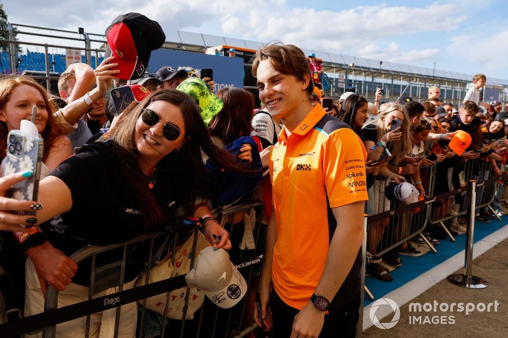 Oscar Piastri, McLaren signs an autograph for a fan