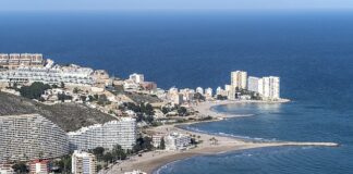 A 77-year-old man who went into the sea at Racó beach in Cullera on Tuesday was later pulled out of the water unresponsive (file image shows the area)