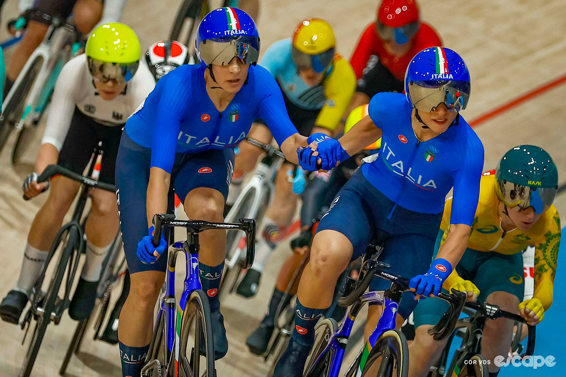 Vittoria Guazzini and Chiara Consonni of Italy in the middle of an hand sling during the women's madison at the 2024 Paris Olympics.