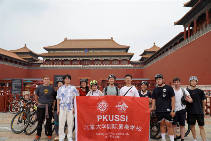 International students discover Beijing's central axis, cultural charm through cycling