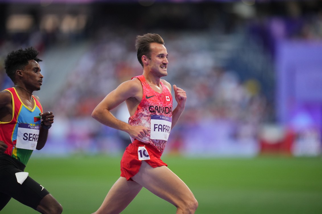 Thomas Fafard runs in a red singlet on the track 