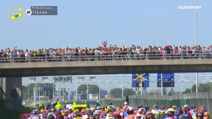 Tour de France Femmes | Publiek staat rijendik om de Tour de France Femmes te kunnen zien - Wielrennen video