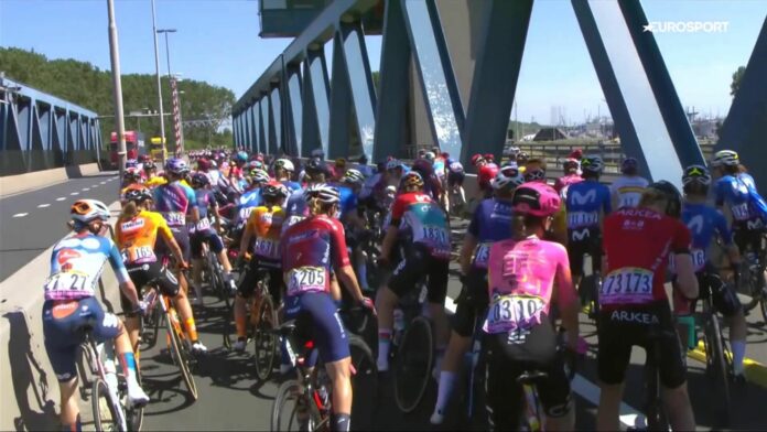 Tour de Francia (F) 2024 | Primer susto en el pelotón: Enganchón y caída peligrosa sin consecuencias graves en el puente - Ciclismo vídeo