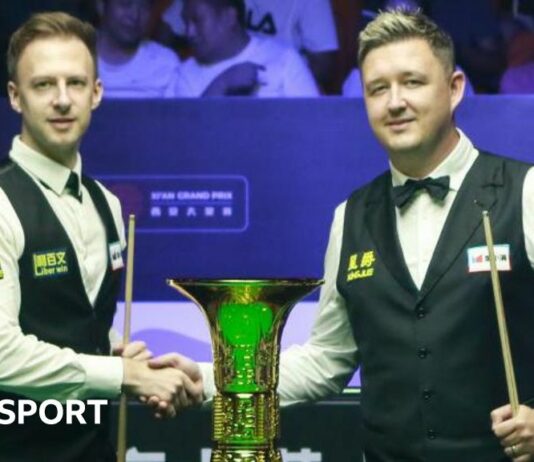 Judd Trump and Kyren Wilson shake hands before the Xi'an Grand Prix final