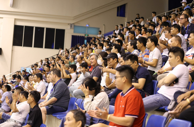 The audience at an international billiards tournament hosted in Vietnam. Photo by VnExpress/Duc Dong