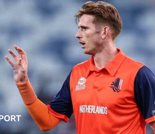 Fred Klaassen preparing to bowl for the Netherlands