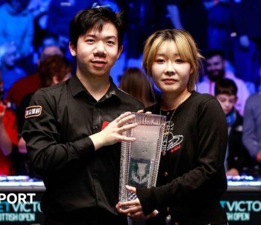 Lei Peifan holds the Stephen Hendry Trophy after his Scottish Open victory