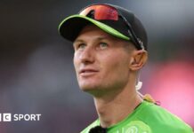 Cameron Bancroft looking up to the sky