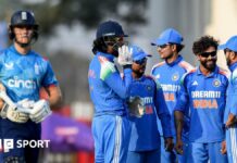 India celebrate dismissal of Jacob Bethell