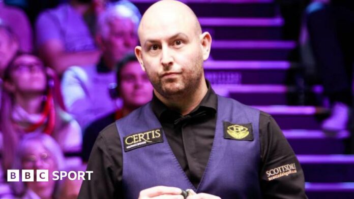 Matthew Selt chalking his cue during a match