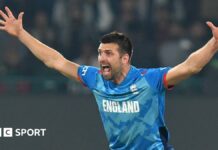 Mark Wood appeals for a wicket