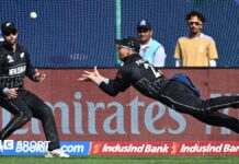 Glenn Phillips dives horizontally to catch Virat Kohli