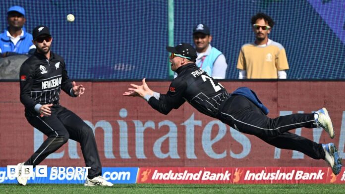 Glenn Phillips dives horizontally to catch Virat Kohli