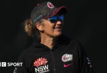 Charlotte Edwards coaching Sydney Sixers