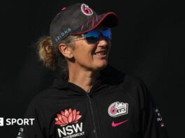 Charlotte Edwards coaching Sydney Sixers