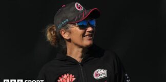 Charlotte Edwards coaching Sydney Sixers