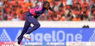 Jofra Archer bowling for Rajasthan Royals