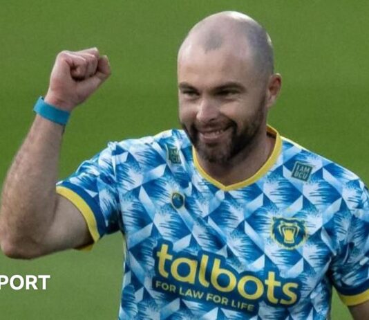 Jake Lintott bowls on one of his 63 T20 appearances for the Bears