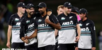 New Zealand's Daryl Mitchell and Ish Sodhi celebrate beating Pakistan